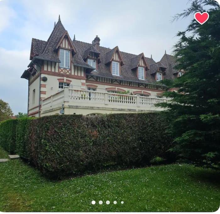 Un Appartement Dans Un Chateau โดวีลล์ ภายนอก รูปภาพ